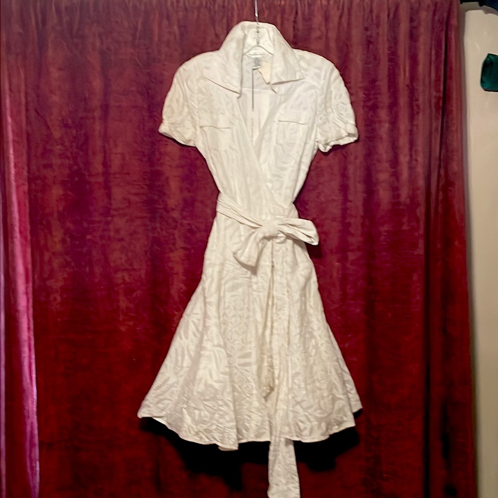 Beautiful new DVF, never worn s/s wrap bodice off-white cotton dress